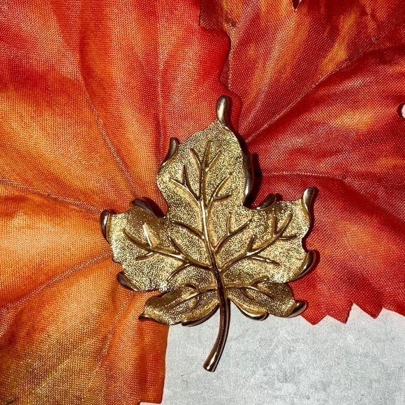 🍁🍁Vintage Trifari Maple Leaf Pin 🍁🍁 - Picture 1 of 2